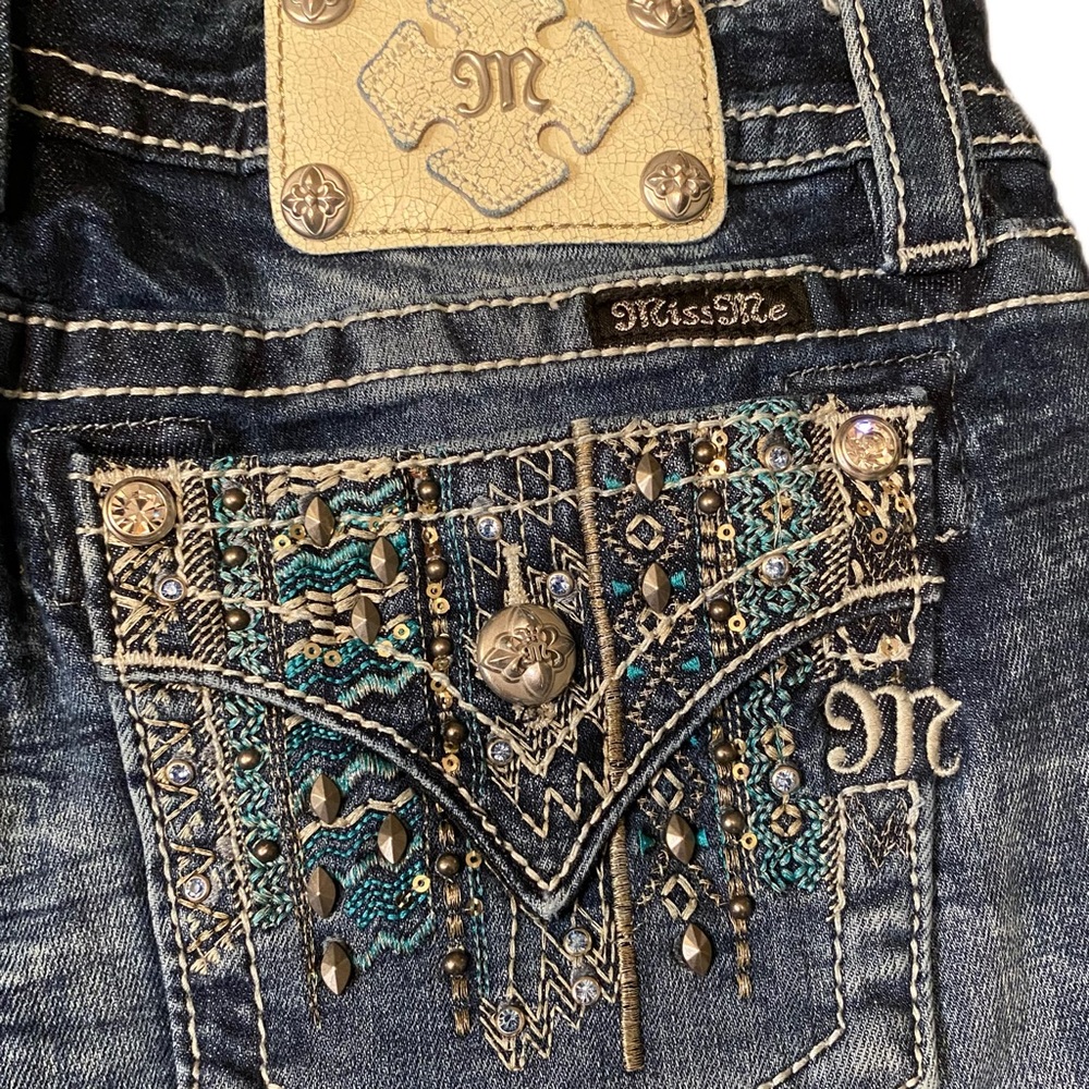 Miss Me Jeans Mid Rise Boot Size 29 Boot cut jean bling on back pockets